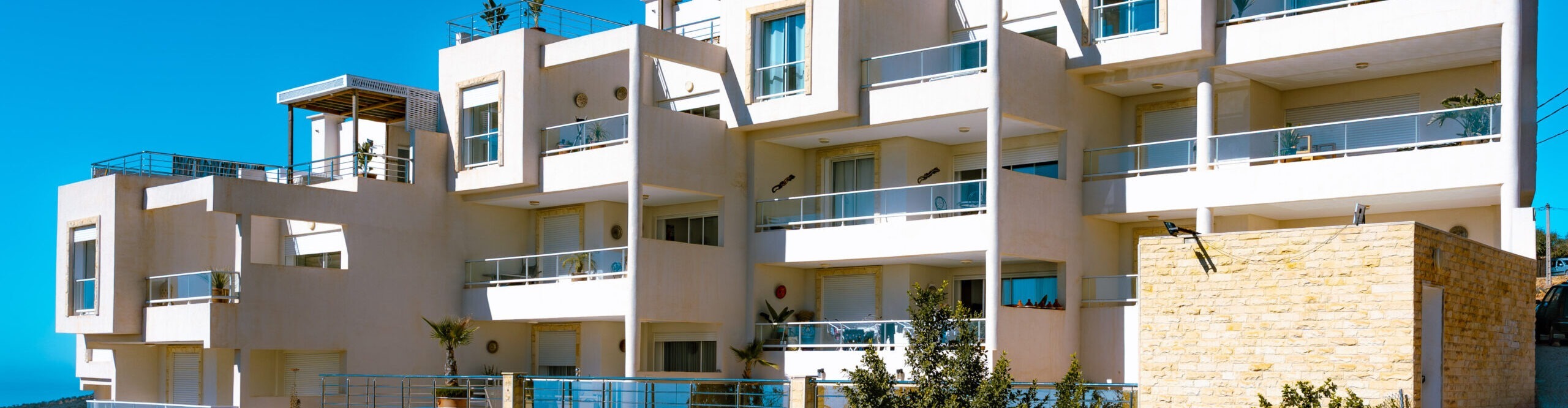 Nawal Berrada présente Taghazout Océan, une résidence touristique au Maroc, entre vue mer, architecture intégrée et confort résidentiel.